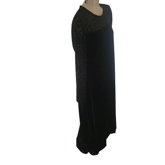 Elegant Black‎ Velvet Evening Gown With Sheer Lace Sleeves & Floral Detail lace - Picture 5 of 10